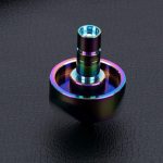 Lente di precisione in acciaio inox con finitura iridescente, perfetta come oggetto decorativo scientifico o da collezione, ideale per appassionati di scienza e tecnologia.