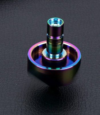 Lente di precisione in acciaio inox con finitura iridescente, perfetta come oggetto decorativo scientifico o da collezione, ideale per appassionati di scienza e tecnologia.
