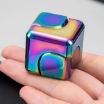 Cubo iridescente con finitura metallica colorata, oggetto decorativo scientifico, perfetto per appassionati di scienza e design innovativo.