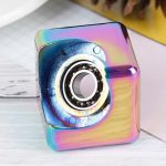 Oggetto decorativo scientifico con effetto arcobaleno, cubo con rotore visibile, perfetto come decorazione per appassionati di scienza e design innovativo.