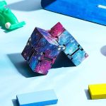 Puzzle galassia in stile spaziale con disegni di stelle e pianeti, perfetto come decorazione scientifica o gioco educativo.