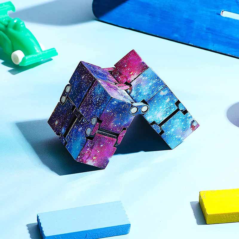 Puzzle galassia in stile spaziale con disegni di stelle e pianeti, perfetto come decorazione scientifica o gioco educativo.