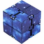 Cubo stellare decorativo con motivo galattico, perfetto come oggetto scientifico e decorazione per appassionati di astronomia e scienza.
