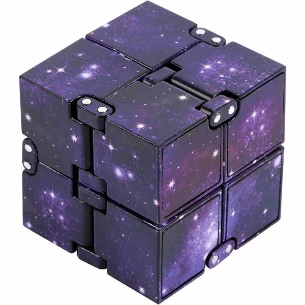 Cubo di Rubik decorato con stampa a tema galassia stellata, con sfumature di viola e stelle luminose, perfetto come oggetto decorativo scientifico.