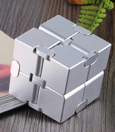 Oggetto scientifico in metallo a forma di cubo con meccanismo di rotazione, ideale come decorazione o oggetto da collezione scientifica.