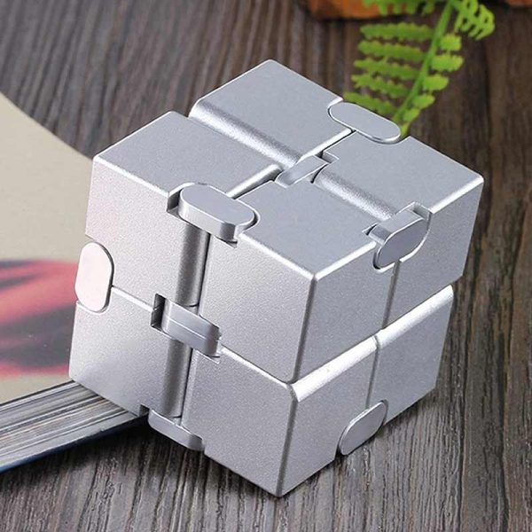 Oggetto scientifico in metallo a forma di cubo con meccanismo di rotazione, ideale come decorazione o oggetto da collezione scientifica.