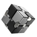 Cubo di Rubik 3D in metallo con design moderno, perfetto come decorazione scientifica e oggetto da collezione. Ideale per appassionati di enigmistica e scienza.