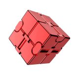 Punto 2: Cubo di Rubik rosso con elementi di design scientifico, perfetto come decorazione per appassionati di scienza e matematica.