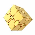 Puzzle 3D in metallo dorato, oggetto decorativo scientifico, perfetto come decorazione da scrivania o collezione, simbolo di ingegneria e tecnologia.