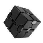 Punto di vista di un Cubo di Rubik nero 3D, oggetto di decorazione scientifica e oggetti da collezione, con superfici lisce e dettagli geometrici.