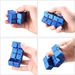 Pezzo di Rubik in miniatura blu, manipolato con mano, mostra le sue parti articolate e il design compatto. Ideale come decorazione scientifica o oggetto da collezione.