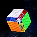 Cubo di Rubik scientifico con parti elettroniche colorate, simbolo di tecnologia e scienza, su sfondo nero.