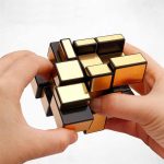 Oggetto decorativo e scientifico: puzzle di Rubik, gioco di logica e ingegno, perfetto come decorazione originale.