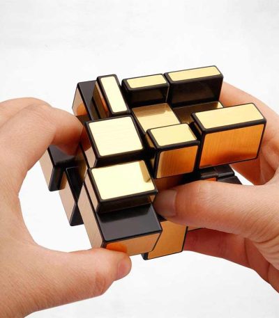 Oggetto decorativo e scientifico: puzzle di Rubik, gioco di logica e ingegno, perfetto come decorazione originale.