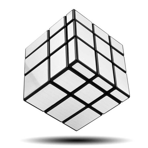 Cubo di Rubik in metallo con design moderno e lucido, perfetto come decorazione scientifica o oggetto da collezione.