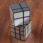 Cubo di Rubik decorativo in metallo con superficie riflettente, ideale come oggetto di design e decorazione moderna.