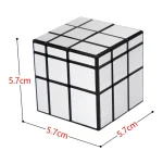 Cubo di Rubik in miniatura con dimensioni di 5,7 cm, perfetto come decorazione scientifica o oggetto da collezione.