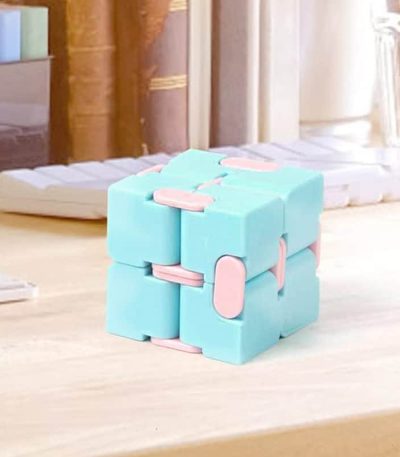 Cubo di puzzle scientifico in plastica azzurra e rosa, composto da pezzi interconnessi, ideale come decorazione o oggetto educativo per appassionati di scienza e giochi di logica.
