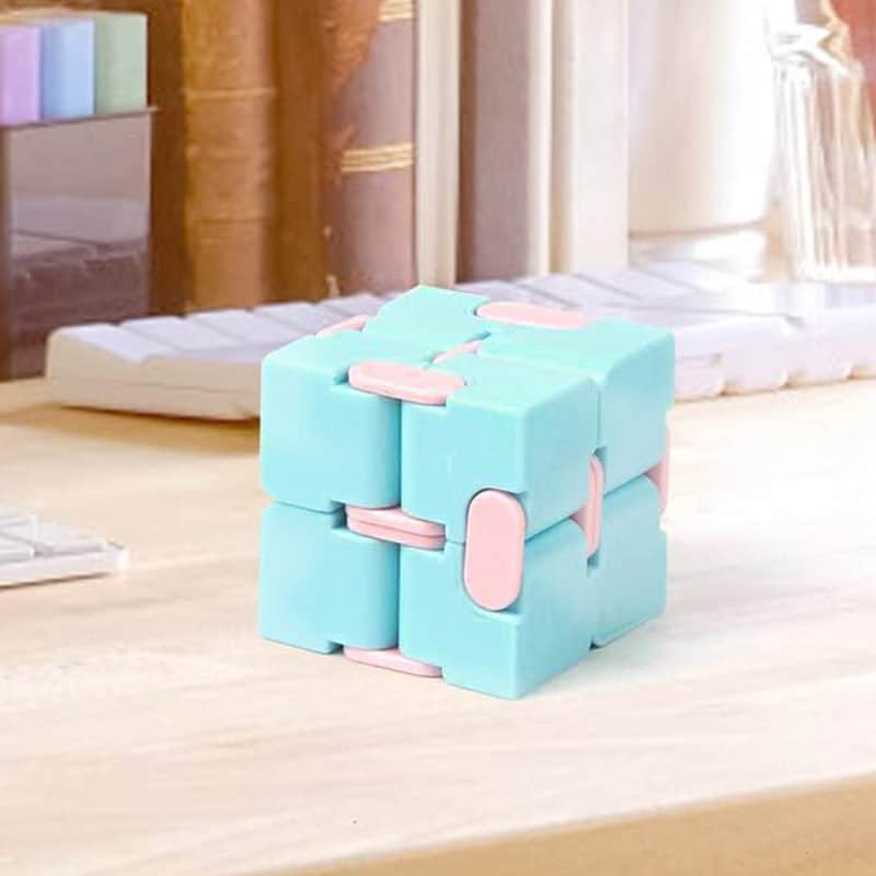 Cubo di puzzle scientifico in plastica azzurra e rosa, composto da pezzi interconnessi, ideale come decorazione o oggetto educativo per appassionati di scienza e giochi di logica.