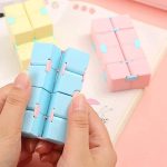 Oggetti scientifici colorati, come modelli di molecole e strumenti didattici, ideali per decorare ambienti educativi o per appassionati di scienza.
