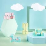 Set di oggetti scientifici in colori pastello, ideali come decorazioni per studi, aule o ambienti educativi, con forme geometriche e design moderno.