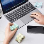 Puzzle 3D a forma di cubo con pezzi colorati, perfetto come decorazione scientifica o oggetto educativo, ideale per appassionati di scienza e tecnologia.