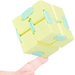 Pezzo di puzzle scientifico in schiuma gialla e blu, utilizzato come decorazione o oggetto didattico per stimolare l'apprendimento e la creatività. Ideale per ambienti educativi e scientifici.
