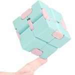 Puzzle scientifico 3D in plastica azzurra con pezzi rosa, oggetto decorativo e educativo per appassionati di scienza e giochi di logica.