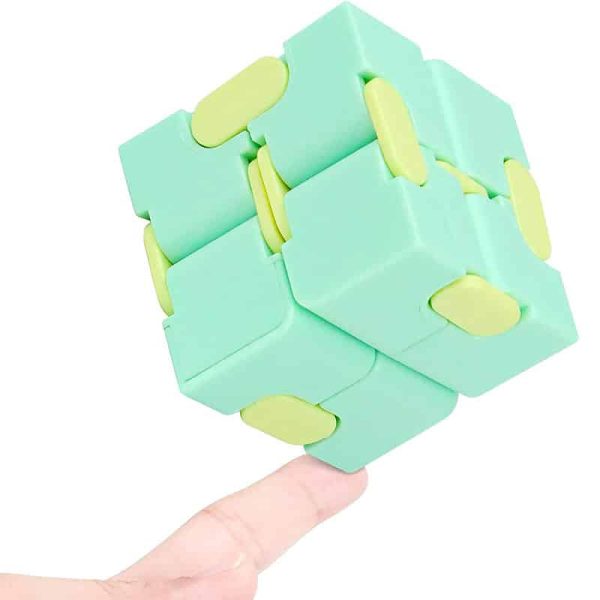 Puzzle scientifico 3D in verde e giallo, oggetto decorativo e educativo per appassionati di scienza e matematica.