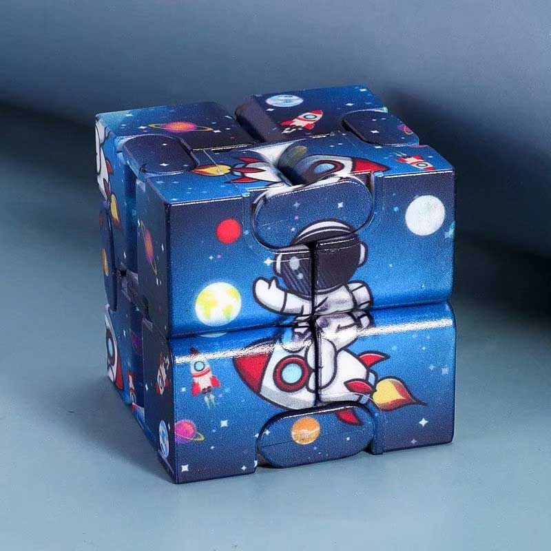 Puzzle 3D a forma di astronauta nello spazio, con pianeti e razzi, perfetto come decorazione scientifica per bambini e appassionati di astronomia.