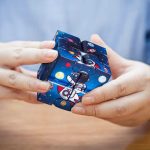 Cubo di plastica decorativo a tema spaziale con astronauta e pianeti, perfetto come oggetto decorativo scientifico per appassionati di spazio e astronomia.