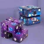 Set di vasi decorativi a forma di cubo con design spaziale e astronautico, perfetti come decorazioni per ambienti a tema scientifico o spaziale.