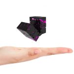 Cubetti decorativi scientifici con design splatter rosa su sfondo nero, ideali come oggetti di decorazione per appassionati di scienza e design innovativo.