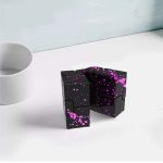 Puzzle 3D scientifico nero con schizzi rosa, decorazione educativa e innovativa per appassionati di scienza e design.