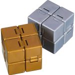 Cubetti scientifici decorativi in metallo, colorati in oro e argento, ideali come oggetti decorativi o da collezione. Design moderno e originale, perfetti per appassionati di scienza e design.