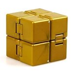 Pezzo di puzzle scientifico dorato, oggetto decorativo ispirato a un cubo di Rubik, realizzato in materiale lucido e riflettente, ideale come decorazione per appassionati di scienza e design innovativ.