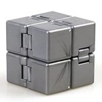 Modello di molecola di ferro in forma cubica, oggetto decorativo scientifico in metallo, perfetto per appassionati di chimica e collezionisti di oggetti scientifici.