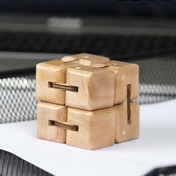 Puzzle di legno decorativo con pezzi interconnessi, ideale come oggetto scientifico e decorativo per studenti, insegnanti e appassionati di scienza.