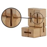 Blocchi di legno con incastri a coda di rondine, utilizzati per giochi di abilità e decorazioni artigianali, evidenziando i dettagli delle scanalature.