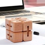 Cubo di legno con incastri, perfetto come decorazione scientifica o oggetto da collezione, ideale per appassionati di scienza e design naturale.