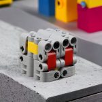 Modello LEGO di un robot educativo con pezzi colorati, ideale per attività di robotica e apprendimento STEM. Perfetto per studenti e appassionati di tecnologia e ingegneria.