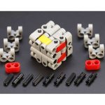 Modello LEGO scientifico con pezzi grigi, rossi, gialli e neri, rappresenta un oggetto di decorazione o strumento educativo.