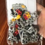 Mattoncini LEGO colorati per giochi e decorazioni scientifiche, ideali per progetti educativi e creativi. Perfetti per assemblare modelli e decorazioni a tema scientifico.