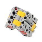 Modello di LEGO Technic con pezzi gialli, grigi e neri, ideale per decorazioni scientifiche e progetti educativi.