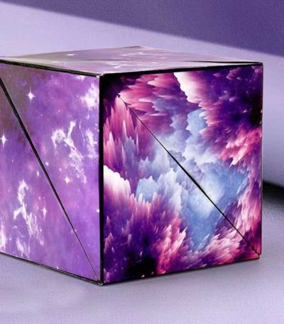 Vaso decorativo con stampa di un cielo stellato e nebulose in tonalità di viola e rosa, perfetto come oggetto di decorazione scientifica e ispirazionale.