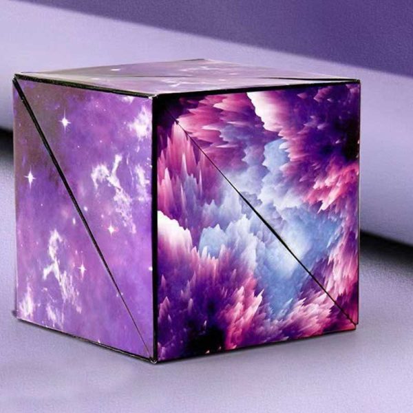 Vaso decorativo con stampa di un cielo stellato e nebulose in tonalità di viola e rosa, perfetto come oggetto di decorazione scientifica e ispirazionale.
