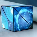 Cubo decorativo in vetro con motivi astratti blu, ideale come oggetto di decorazione scientifica o da collezione, perfetto per appassionati di scienza e design.