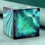 Vaso decorativo con design ispirato all'aurora boreale, perfetto come oggetto di decorazione scientifica e moderna. Ideale per appassionati di scienza e design innovativo.