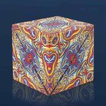 Cubo decorativo con pattern psichedelico multicolore, perfetto come oggetto di arredamento scientifico e decorativo per ambienti moderni e creativi.