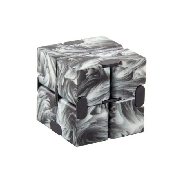 Cubo decorativo in marmo sintetico con design marmorizzato nero e bianco, perfetto come oggetto di arredamento scientifico o decorativo per ambienti moderni.